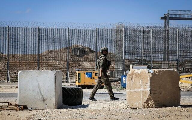 Israeli soldiers seen along the Israeli border with the Gaza Strip, September 6, 2026. (Tsafrir Abayov/Flash90)