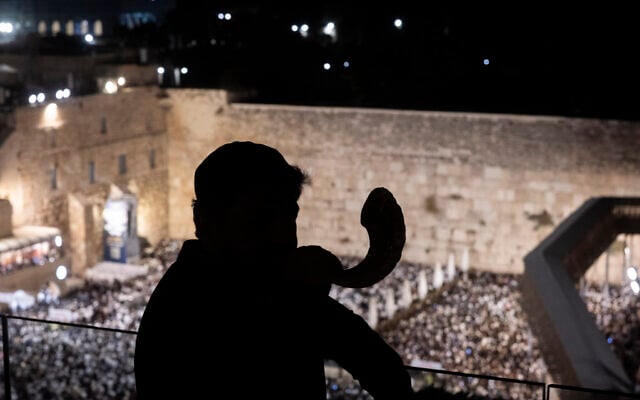 Celebrity rabbi Mordechai Hasidim blows a shofar during Selichot prayers at the Western Wall in Jerusalem’s Old City, on September 16, 2026, ahead of the fast day of Yom Kippur. (Chaim Goldberg/Flash90)