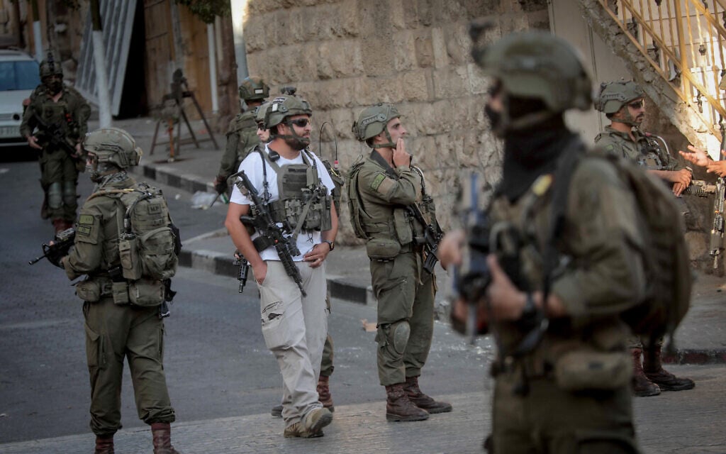 Israeli security forces stand guard as Jews tour in the West Bank city of Hebron September 19, 2026. (Wisam Hashlamoun/FLASH90)