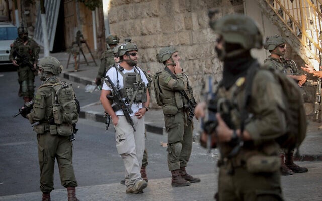 Israeli security forces stand guard as Jews tour in the West Bank city of Hebron September 19, 2026. (Wisam Hashlamoun/FLASH90)