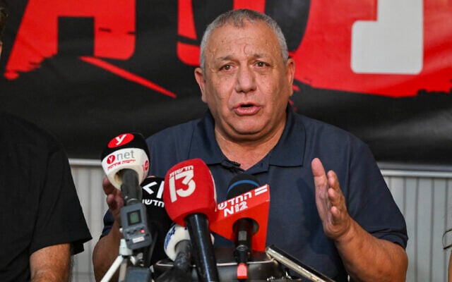 Yashar party chairman and former IDF chief of staff Gadi Eisenkot meets with families of former hostages, hostages who were killed in captivity in the Gaza Strip, and victims of the October 7 attack at the Families’ Sukkah at Hostages Square in Tel Aviv, September 27, 2026. (Avshalom Sassoni/Flash90) Yashar party chairman and former IDF chief of staff Gadi Eisenkot meets with families of former hostages, hostages who were killed in captivity in the Gaza Strip, and victims of the October 7 attack at the Families’ Sukkah at Hostages Square in Tel Aviv, September 27, 2026. (Avshalom Sassoni/Flash90)