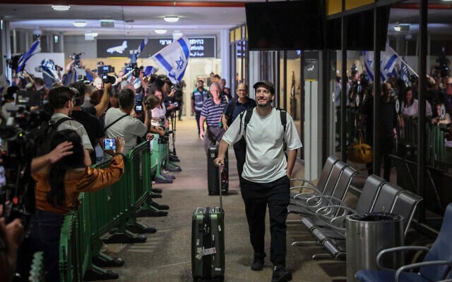 Passengers from Flydubai flight FZ1073 walk with their family members through the arrivals hall at Ben Gurion International Airport near Tel Aviv, September 30, 2026. (Flash90)