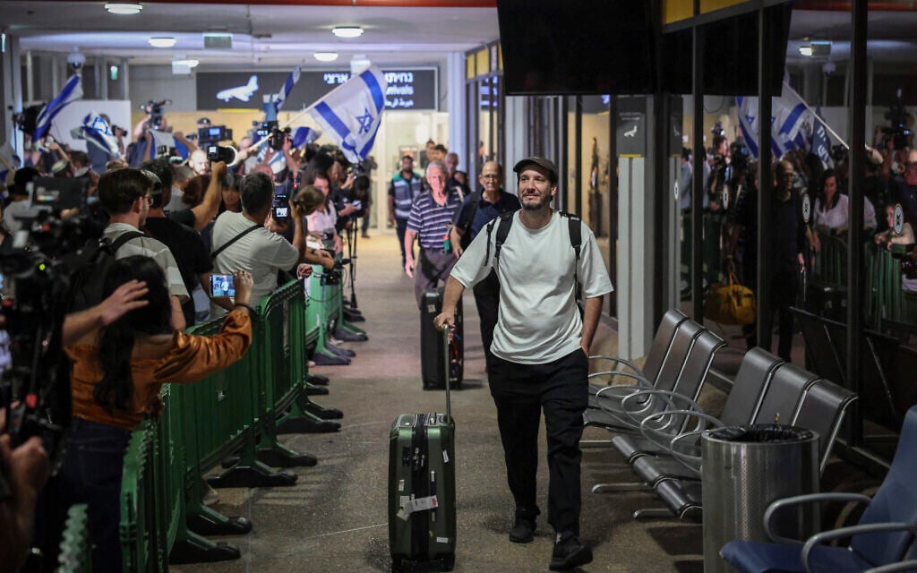 Passengers from flydubai flight FZ1073 walk with their family members through the arrivals hall at Ben Gurion International Airport near Tel Aviv, September 30, 2026. (Flash90)