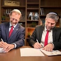 Finance Minister Bezalel Smotrich (R) signs an agreement with Moshe Feiglin for a joint run in the Knesset elections on September 1, 2026. (Religious Zionism)
