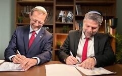 Finance Minister Bezalel Smotrich (R) signs an agreement with Moshe Feiglin for a joint run in the Knesset elections on September 1, 2026. (Religious Zionism)