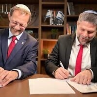 Finance Minister Bezalel Smotrich (R) signs an agreement with former lawmaker Moshe Feiglin for a joint run in the Knesset elections on September 1, 2026. (Religious Zionism)