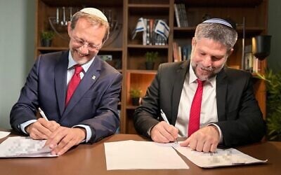 Finance Minister Bezalel Smotrich (R) signs an agreement with former lawmaker Moshe Feiglin for a joint run in the Knesset elections on September 1, 2026. (Religious Zionism)