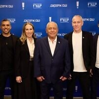 Yashar chair Gadi Eisenkot (center) along with Zionist Home leader Chili Tropper (second from right) and candidates Shira Shapira, Elyasaf Peretz and Shlomi Yehiav, in a photo published on September 6, 2026, following a political merger. (Yahav Trodler/Yashar)