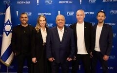 Yashar chair Gadi Eisenkot (center) along with Zionist Home leader Chili Tropper (second from right) and candidates Shira Shapira, Elyasaf Peretz and Shlomi Yehiav, in a photo published on September 6, 2026, following a political merger. (Yahav Trodler/Yashar)