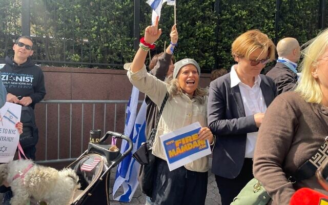 Pro-Netanyahu protesters outside the UN, September 24, 2026. (Luke Tress/Times of Israel)