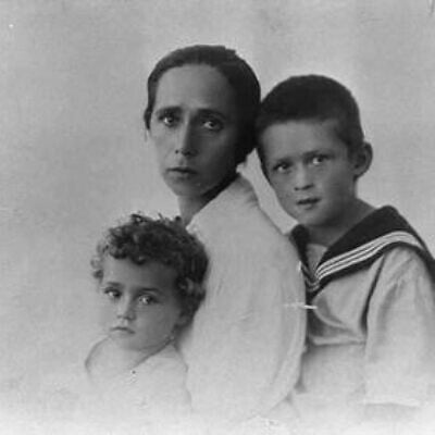 Yitzhak Rabin with his sister Rachel Rabin and their mother Rosa, 1927. (Israel National Photo Collection via wikipedia commons) Yitzhak Rabin with his sister Rachel Rabin and their mother Rosa, 1927. (Israel National Photo Collection via wikipedia commons)