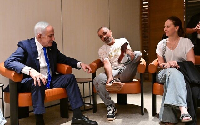 Prime Minister Benjamin Netanyahu meets with Yaniv, one of the Israelis who helped subdue the flydubai copilot who allegedly sought to hijack and crash a plane full of Israelis, on the passengers' return to Ben Gurion Airport on September 30, 2026. (Kobi Gideon/GPO)