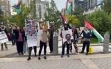 An anti-Israel protest outside a Yom Kippur service in Toronto, September 21, 2026. (X/Neil Herland)