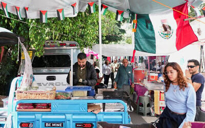Mohammed Abed, 36, a Palestinian systems engineer who arrived in Mexico in 2025 with 17 family members after losing his daughter in an Israeli airstrike in Gaza, prepares Palestinian food at an open-air market in the Condesa neighbourhood of Mexico City, Mexico, September 22, 2026. (Fred Ramos/Reuters) Mohammed Abed, 36, a Palestinian systems engineer who arrived in Mexico in 2025 with 17 family members after losing his daughter in an Israeli airstrike in Gaza, prepares Palestinian food at an open-air market in the Condesa neighbourhood of Mexico City, Mexico, September 22, 2026. (Fred Ramos/Reuters)
