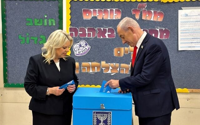 Prime Minister Benjamin Netanyahu (R) votes alongside his wife Sara, in Jerusalem, October 27, 2026. (Haim Zach/GPO)