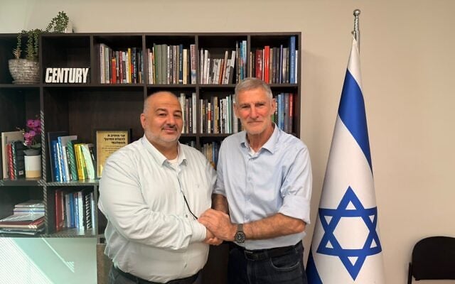 The Democrats chairman Yair Golan (R) meets with Ra'am chairman Mansour Abbas, October 29, 2026. (Courtesy)
