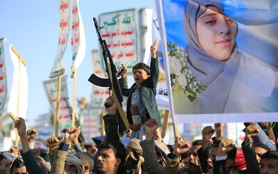 Supporters of the Houthi authorities brandish their weapons during a protest against Saudi intervention in Yemen, in Sanaa, on October 9, 2026. (Mohammed HUWAIS/AFP)