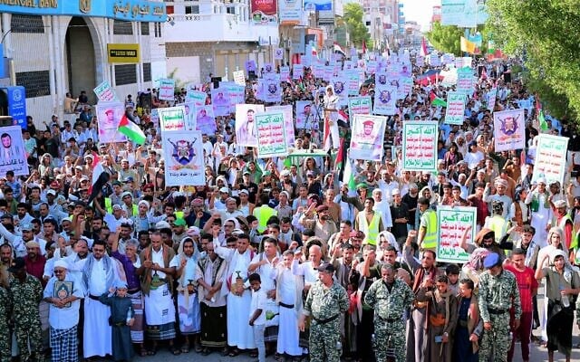 Supporters of the Houthi authorities hold placards and shout slogans as they protest against the Saudi intervention in Yemen, in the city of Hodeida on October 9, 2026. (Zayed Al-Waqidi/AFP)