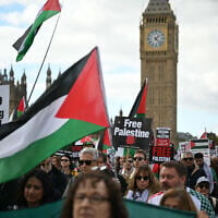 People cross Westminster Bridge as they take part in a march organized by Palestine Solidarity Campaign, in central London, on October 10, 2026. (JUSTIN TALLIS/AFP)