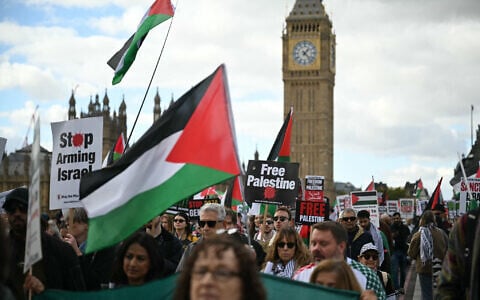 People cross Westminster Bridge as they take part in an anti-Israel march organized by the Palestine Solidarity Campaign, in central London, on October 10, 2026. (JUSTIN TALLIS/AFP)