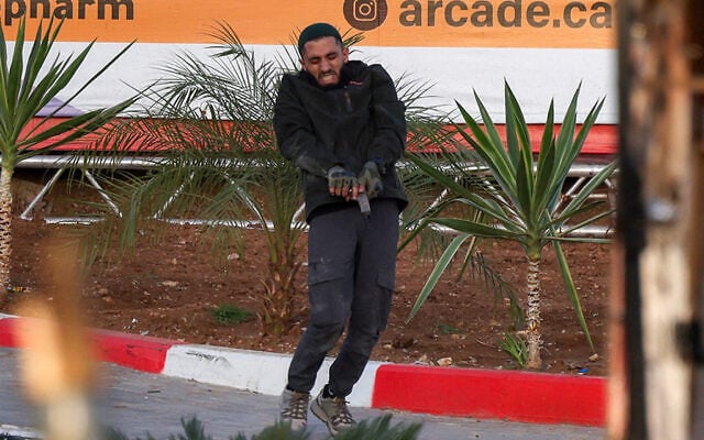A Palestinian gunman loads his weapon during a gun battle with Israeli troops after a shooting attack at a checkpoint near Hebron in the West Bank on October 23, 2026. (HAZEM BADER/AFP)