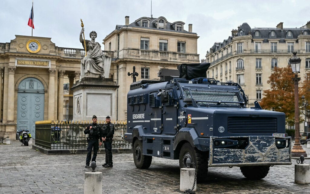 Officers of the French gendarmerie stand guard in front of the National Assembly building in Paris on October 24, 2026. (NICOLAS TUCAT/AFP) Officers of the French gendarmerie stand guard in front of the National Assembly building in Paris on October 24, 2026. (NICOLAS TUCAT/AFP)
