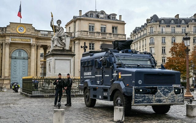 Officers of the French gendarmerie stand guard in front of the National Assembly building in Paris on October 24, 2026. (NICOLAS TUCAT/AFP) Officers of the French gendarmerie stand guard in front of the National Assembly building in Paris on October 24, 2026. (NICOLAS TUCAT/AFP)