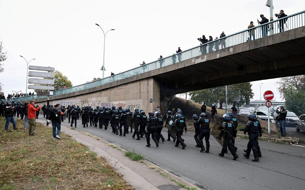 French Police officers in riot gear block access to the Peripherique ring road after prostesters attempt to reach it during a demonstration in favor of purchasing power, the protection of public services, and fiscal and social justice, in Paris on October 24, 2026 as part of a nationwide call for mobilisation bringing together former members of the Yellow Vest movement, labor unions, high school and university students. (Sameer AL-DOUMY/AFP) French Police officers in riot gear block access to the Peripherique ring road after prostesters attempt to reach it during a demonstration in favor of purchasing power, the protection of public services, and fiscal and social justice, in Paris on October 24, 2026 as part of a nationwide call for mobilisation bringing together former members of the Yellow Vest movement, labor unions, high school and university students. (Sameer AL-DOUMY/AFP)