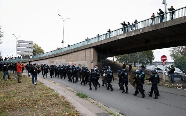 French Police officers in riot gear block access to the Peripherique ring road after prostesters attempt to reach it during a demonstration in favor of purchasing power, the protection of public services, and fiscal and social justice, in Paris on October 24, 2026 as part of a nationwide call for mobilisation bringing together former members of the Yellow Vest movement, labor unions, high school and university students. (Sameer AL-DOUMY/AFP)