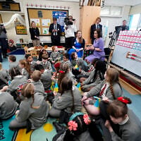 Illustration: British Education Secretary Bridget Phillipson speaks to the class during a visit to meet students at the All Saints School in Anfield, Liverpool, January 16, 2025. (Peter Byrne, Pool Photo via AP)
