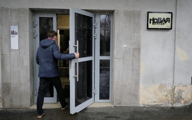 A man enters a building where independent Russian newspaper Novaya Gazeta has an office in Moscow, Russia, on April 9, 2026. (AP Photo/Pavel Bednyakov) A man enters a building where independent Russian newspaper Novaya Gazeta has an office in Moscow, Russia, on April 9, 2026. (AP Photo/Pavel Bednyakov)