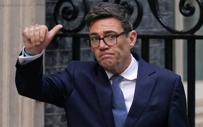 Britain’s Prime Minister Andy Burnham waves goodbye to Ukraine’s President Volodymyr Zelensky after their meeting at 10 Downing Street in London, October 14, 2026. (AP Photo/Alberto Pezzali)