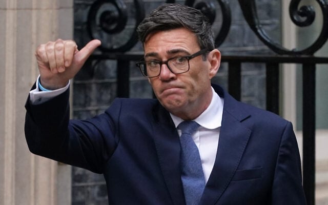 Britain’s Prime Minister Andy Burnham waves goodbye to Ukraine’s President Volodymyr Zelensky after their meeting at 10 Downing Street in London, October 14, 2026. (AP Photo/Alberto Pezzali)