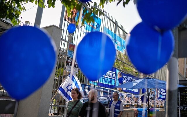 Voters enter a polling station to cast their ballots during the Knesset election in Tel Aviv, October 27, 2026. (AP Photo/David Goldman)