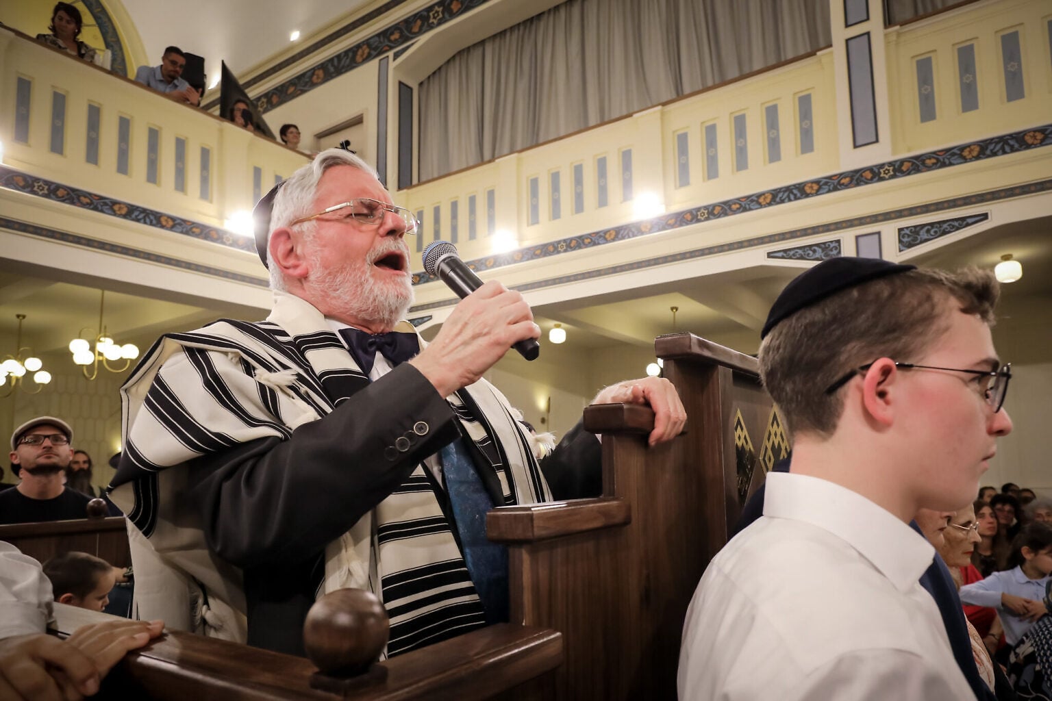 Rabbi Mihaly Duschinszky sings a prayer at the reopening of the Rákospalota Synagogue in Budapest, September 17, 2026 (EMIH)