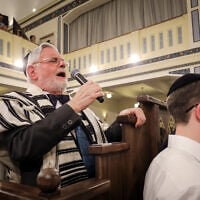 Rabbi Mihaly Duschinszky sings a prayer at the reopening of the Rákospalota Synagogue in Budapest, September 17, 2026 (EMIH)