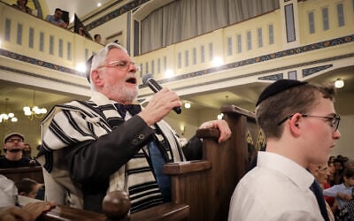 Rabbi Mihaly Duschinszky sings a prayer at the reopening of the Rákospalota Synagogue in Budapest, September 17, 2026 (EMIH) Rabbi Mihaly Duschinszky sings a prayer at the reopening of the Rákospalota Synagogue in Budapest, September 17, 2026 (EMIH)