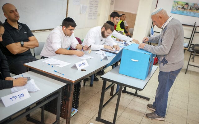 Illustrative: Israelis cast their votes at a voting station in Tzfat, during the Knesset Elections, on November 1, 2022. (David Cohen/Flash90)