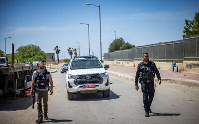 Illustrative: Israeli security forces raid the southern Bedouin town of Rahat on May 7, 2025. (Chaim Goldberg/Flash90)