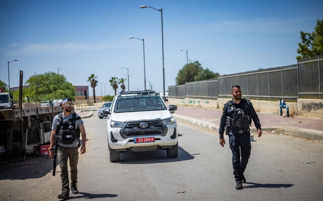 Illustrative: Israeli security forces raid the southern Bedouin town of Rahat on May 7, 2025. (Chaim Goldberg/Flash90)