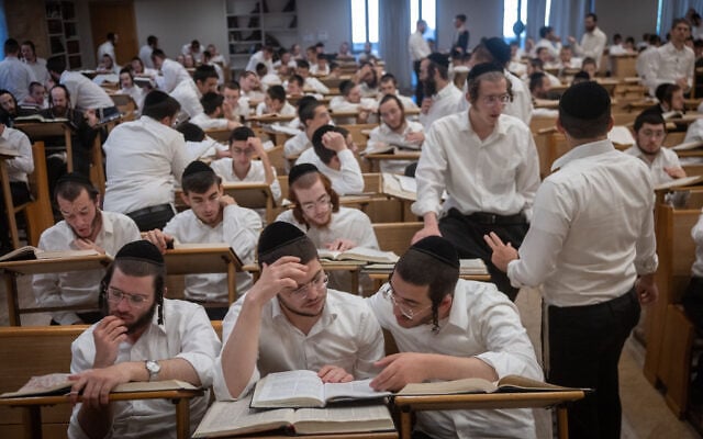 Yeshiva students study at the Kamenitz Yeshiva in Jerusalem on August 19, 2026. (Chaim Goldberg/Flash90)
