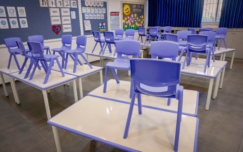 A classroom ready for first day of school at Paula Ben Gurion elementary school in Jerusalem on September 1, 2026. (Yossi Zamir/Flash90)