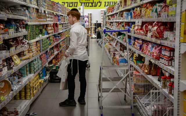 Shopping at a supermarket in Jerusalem a day before the start of Rosh Hashanah, the Jewish New Year, September 10, 2026. (Rachel Alroey/Flash90)