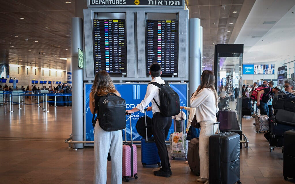 Passengers at the Ben Gurion International airport near Tel Aviv, October 4, 2026. (Avshalom Sassoni/Flash90)
