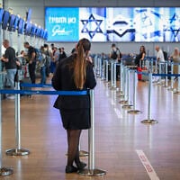 Passengers at Ben Gurion Airport near Tel Aviv, October 4, 2026. (Avshalom Sassoni/Flash90)