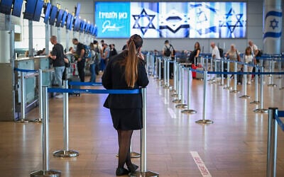 Passengers at Ben Gurion Airport near Tel Aviv, October 4, 2026. (Avshalom Sassoni/Flash90)