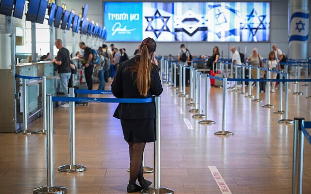 Passengers at Ben Gurion Airport near Tel Aviv, October 4, 2026. (Avshalom Sassoni/Flash90)