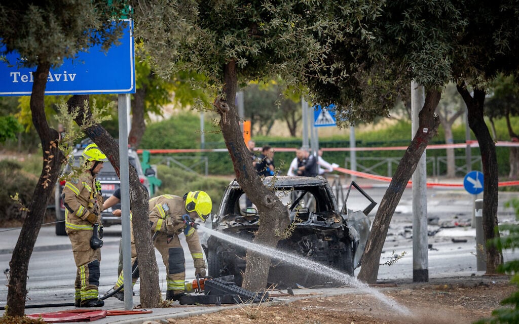 Police at the scene of an apparent criminal assassination attempt in the Armon Hanatziv neighborhood of Jerusalem, October 6, 2026. (Yonatan Sindel/FLASH90) Police at the scene of an apparent criminal assassination attempt in the Armon Hanatziv neighborhood of Jerusalem, October 6, 2026. (Yonatan Sindel/FLASH90)