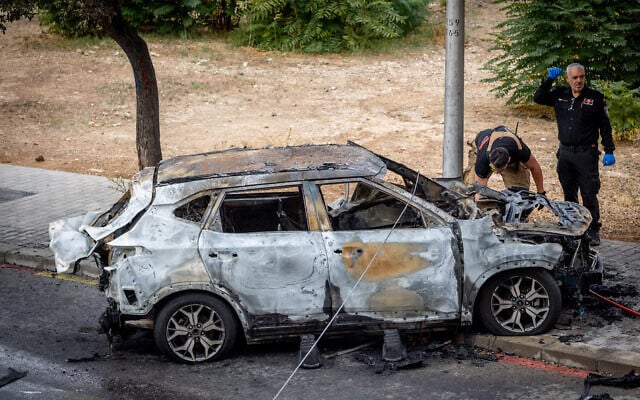 Police at the scene of an apparent criminal assassination attempt in the Armon Hanatziv neighborhood of Jerusalem, October 6, 2026. (Yonatan Sindel/FLASH90)