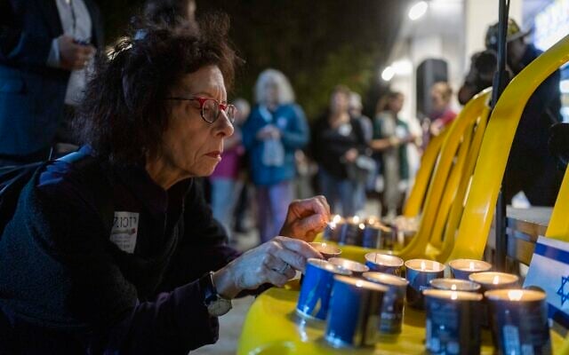 People light candles in memory of the victims of the October 7 massacre during a memorial ceremony at Paris Square in Jerusalem, October 6, 2026. (Yonatan Sindel/Flash90)